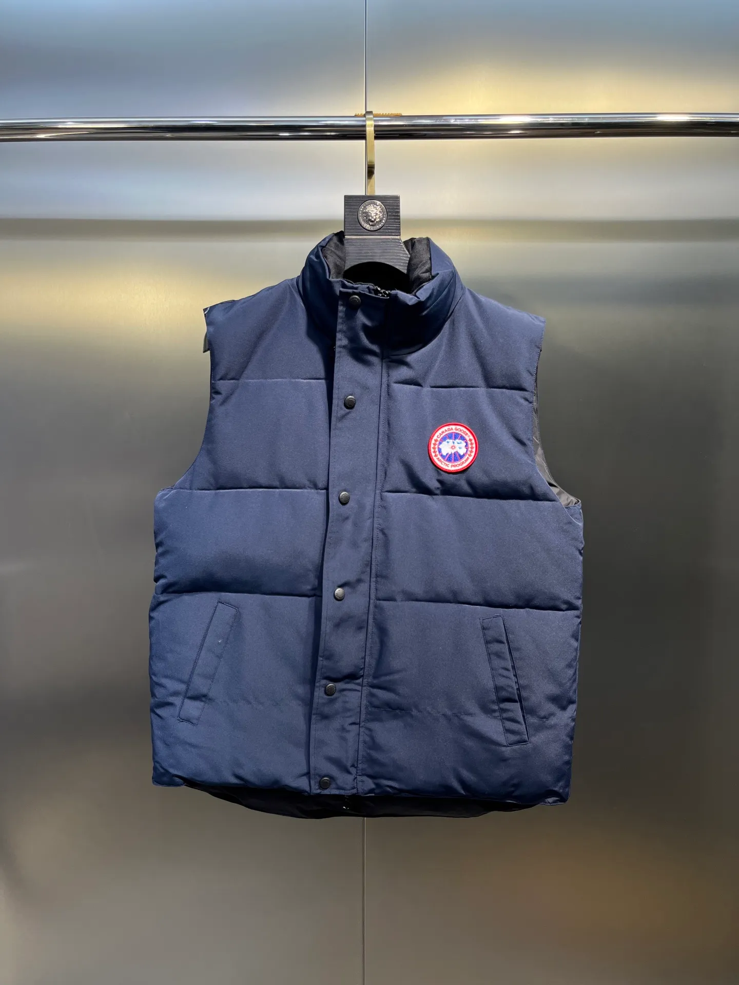 P380 🇨🇦Canada Goose""🇨🇦🌟 Garson down vest has always been recognized as the warmest down jacket. Various Instagram celebrities, Internet celebrities, and celebrities often wear it for street photos. I make Canada Goose every year, but I still can't get rid of my love for it. No matter how cold the days are, there is no need to be afraid, because there is! Filled with 90% white duck down, it is the legendary warmest down jacket and is known as a must-have for Arctic outdoor sports! The most popular down jacket in the world, celebrities are rushing to buy it, it is a must-have!  Size: XS to 2XL